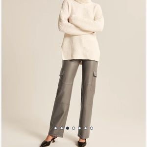 NWT Abercrombie Vegan Leather Cargo 90s in Gray 24 Short